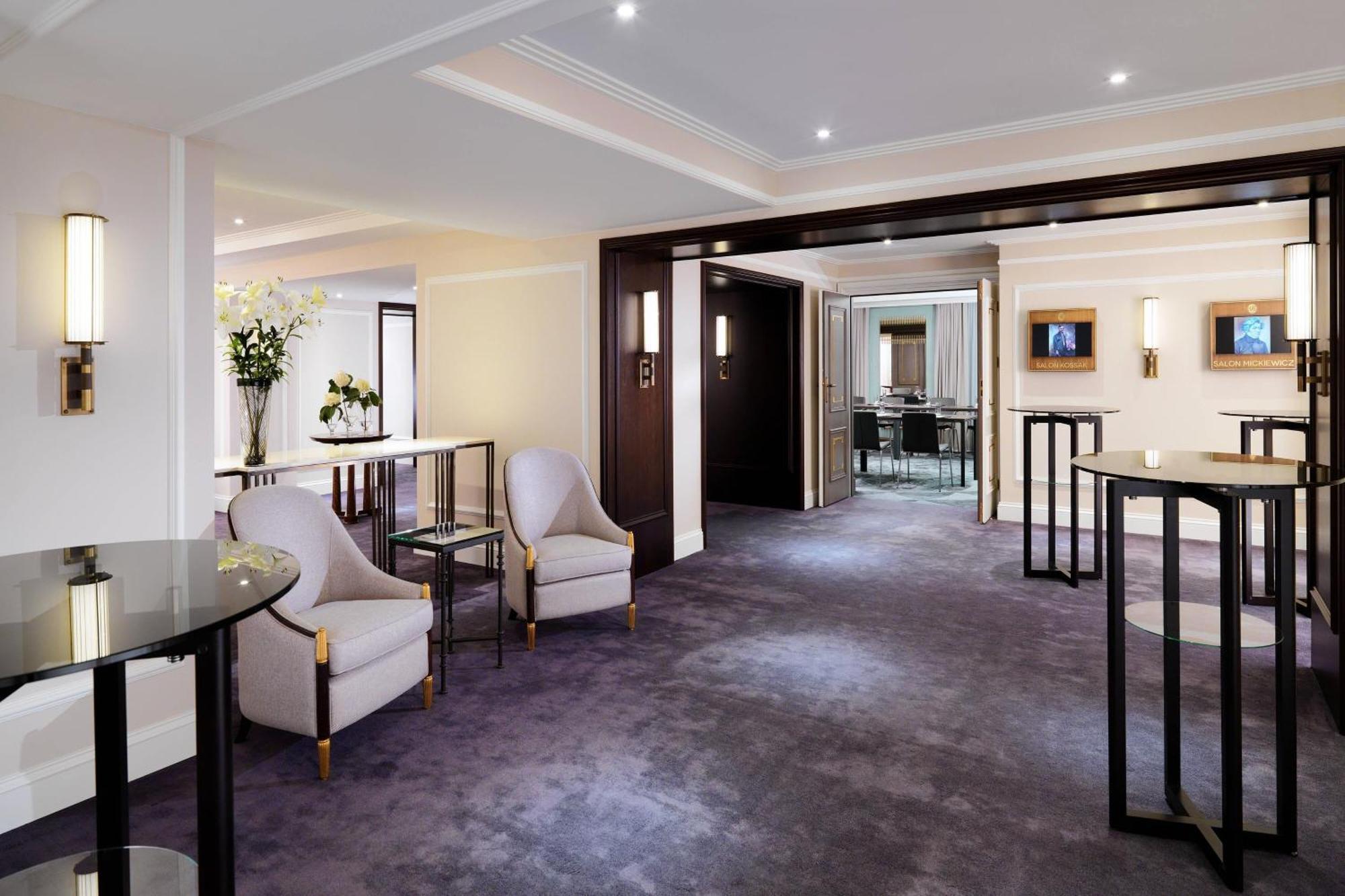 Hotel Bristol, A Luxury Collection Hotel, Warsawa Bagian luar foto The Club at London Heathrow Airport